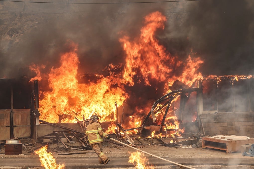Helicopter crashes during South Korea’s ‘worst ever fires’ Helicopter crashes during South Korea’s ‘worst ever fires’