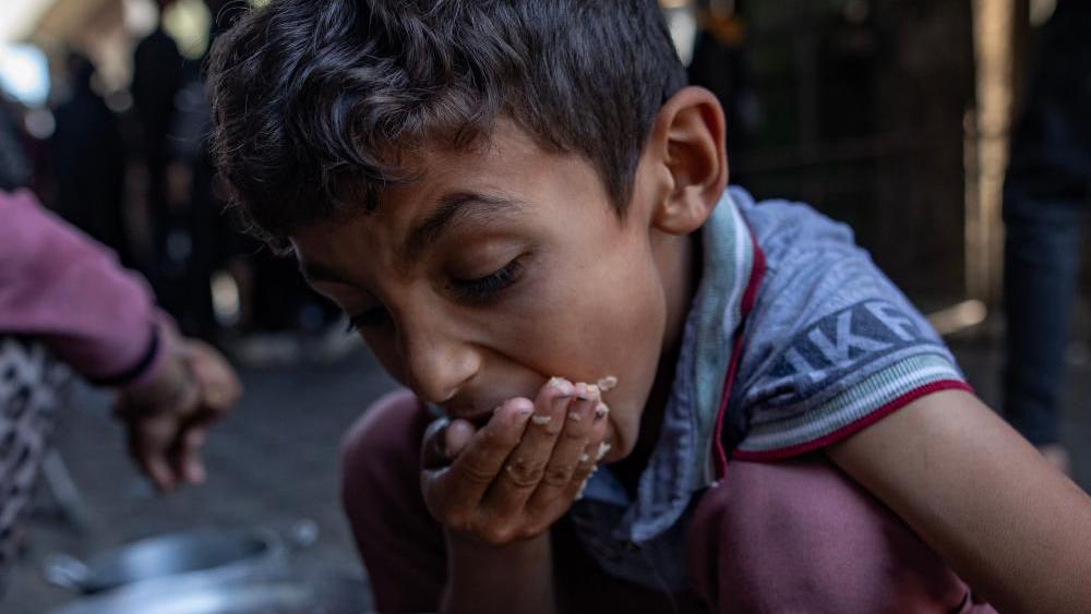 Chaos spreads as desperate Gazans wait for food to arrive Chaos spreads as desperate Gazans wait for food to arrive