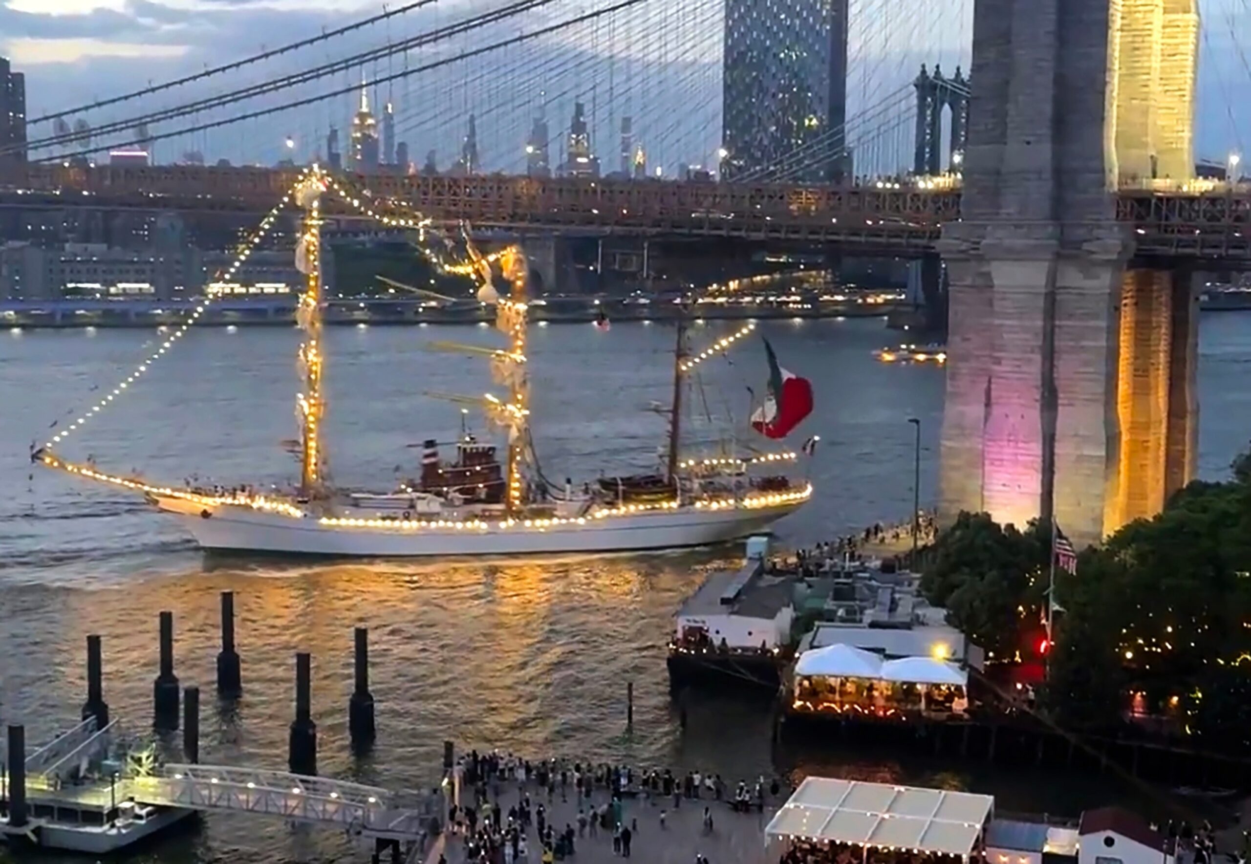 Mexican Navy ship crashes into New York City’s Brooklyn Bridge Mexican Navy ship crashes into New York City’s Brooklyn Bridge