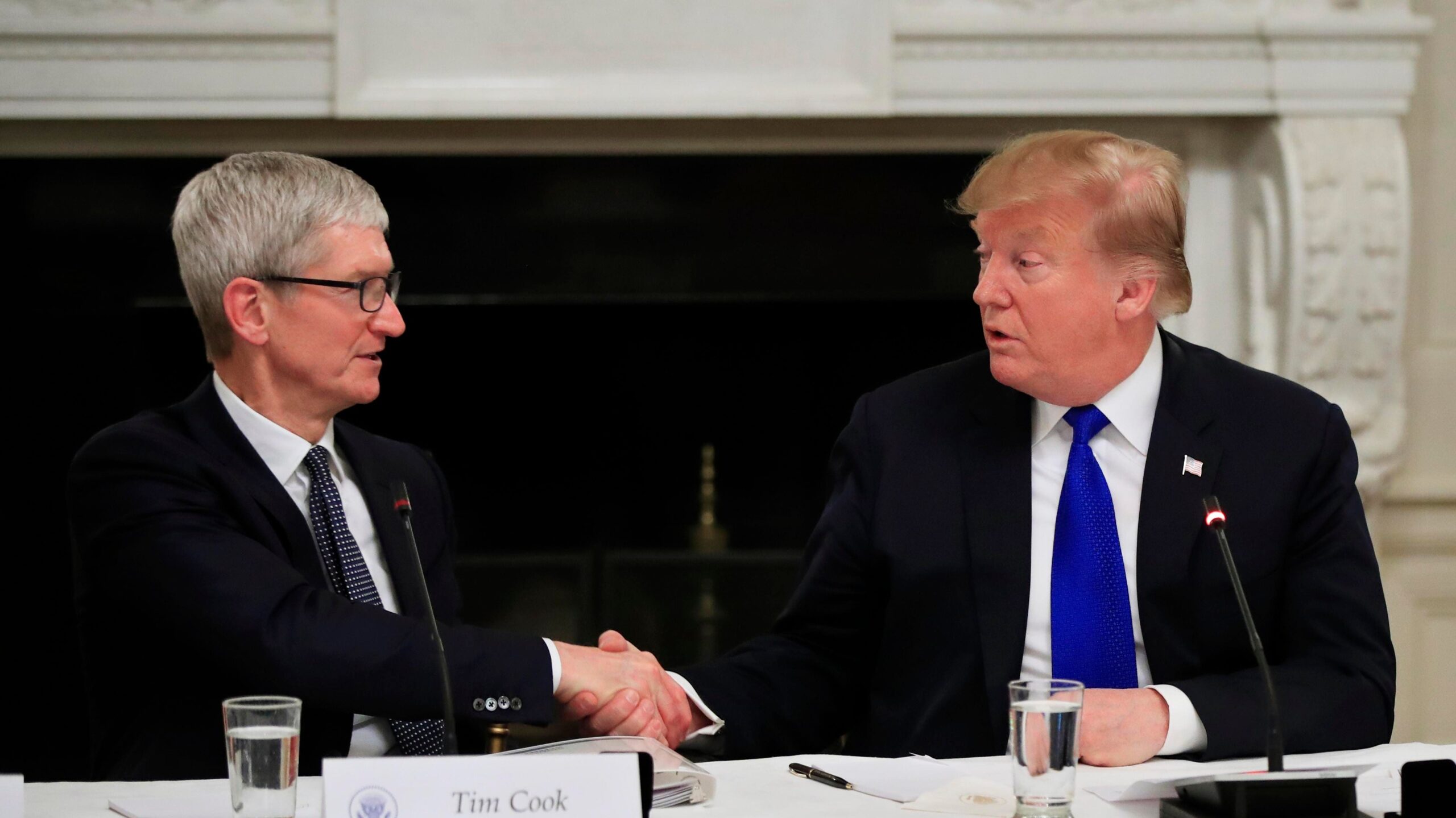 Trump threatens tariffs on EU goods and Apple iPhones Trump threatens tariffs on EU goods and Apple iPhones