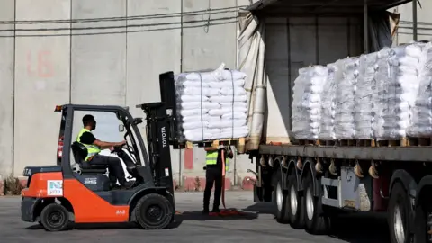 UN says 90 lorry loads of aid now in Gaza after three-day delay at crossing UN says 90 lorry loads of aid now in Gaza after three-day delay at crossing