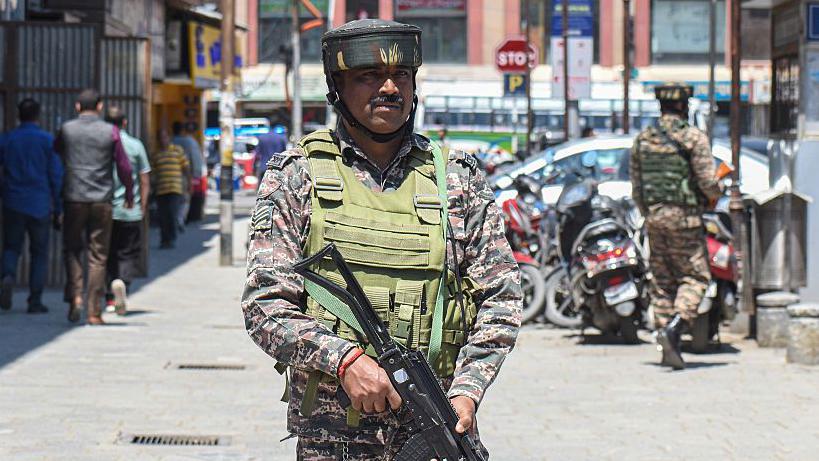 US urges India and Pakistan to defuse tensions after Kashmir killings US urges India and Pakistan to defuse tensions after Kashmir killings